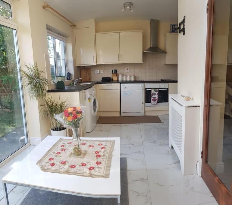 3 Bedroom 3 Bathroom House, Dublin Лукан Экстерьер фото